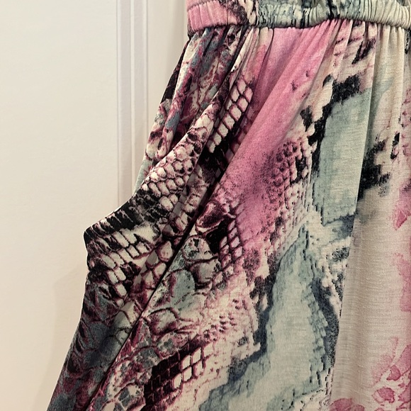 Snake print jumpsuit pastel (like Veronica M) size medium - Picture 3 of 4